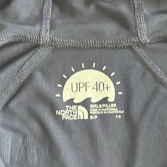 The North Face -UPF 40+ Rashguard, beach/sun protection hooded jacket. - Picture 3 of 6